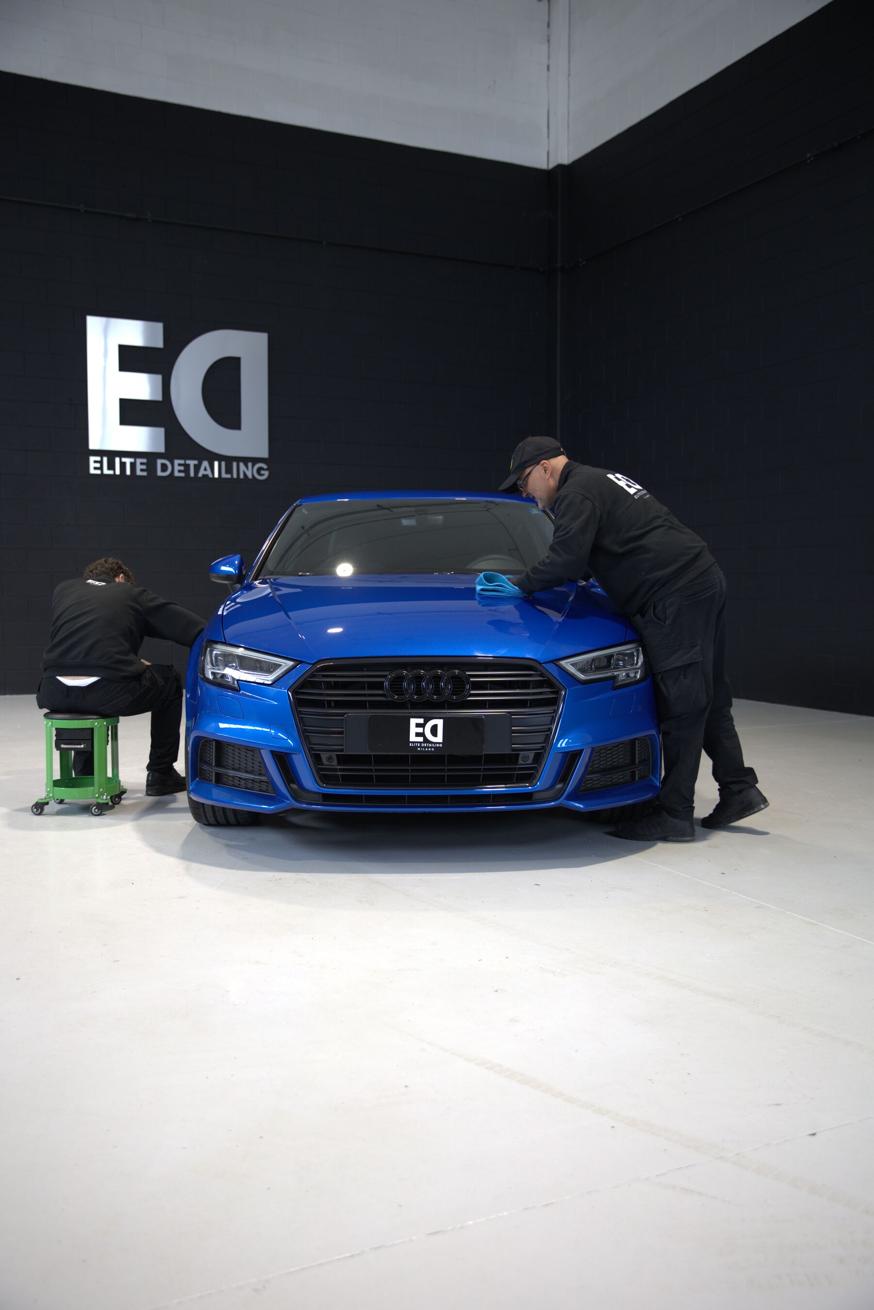 Il team Elite Detailing Milano al lavoro su un'Audi