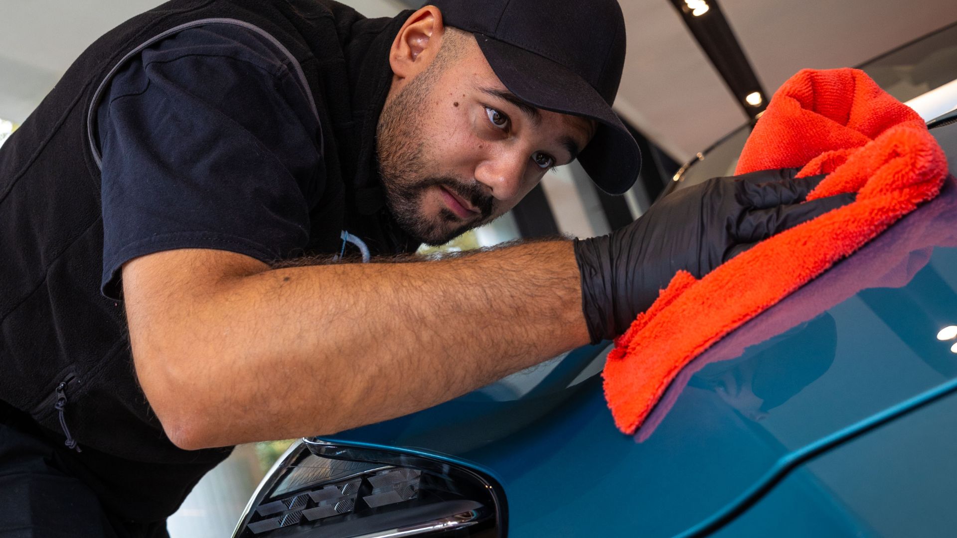Applicazione della protezione nanotecnologica ceramic coating sulla carrozzeria — Elite Detailing Milano